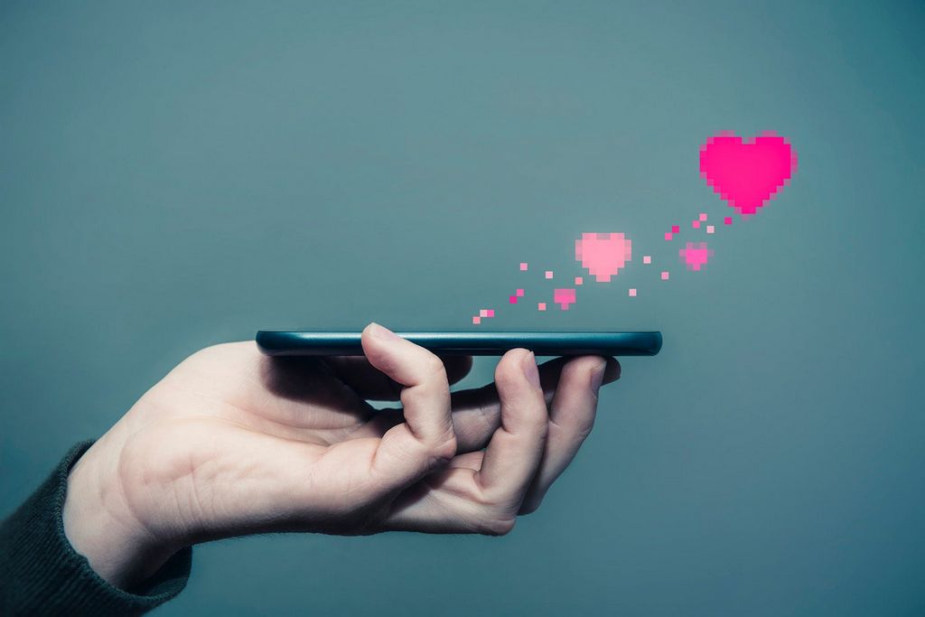 Feelflame: Is It Beneficial To Date Online?